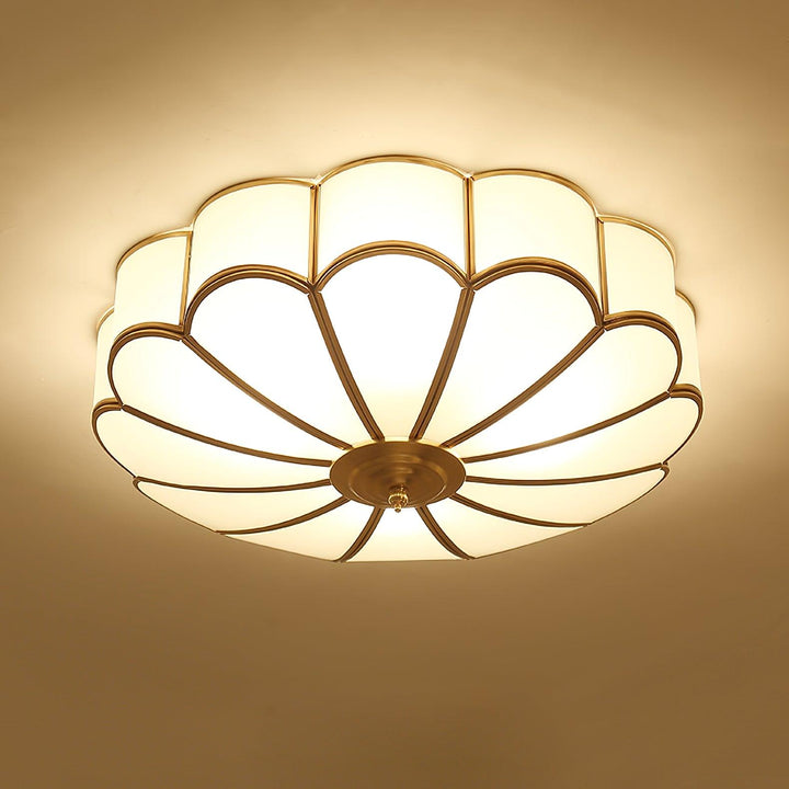Mosiężno-biała lampa sufitowa wpuszczana, z eleganckim designem kwiatowym.
