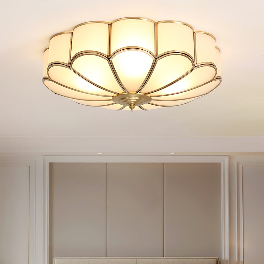 Designerska lampa sufitowa wpuszczana, biała z mosiężnymi detalami kwiatowymi.