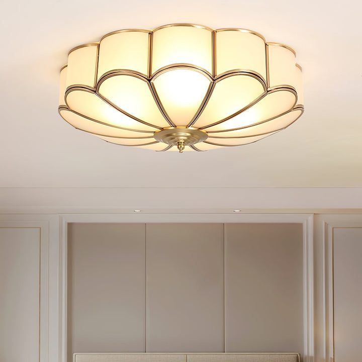 Designerska lampa sufitowa wpuszczana, biała z mosiężnymi detalami kwiatowymi.