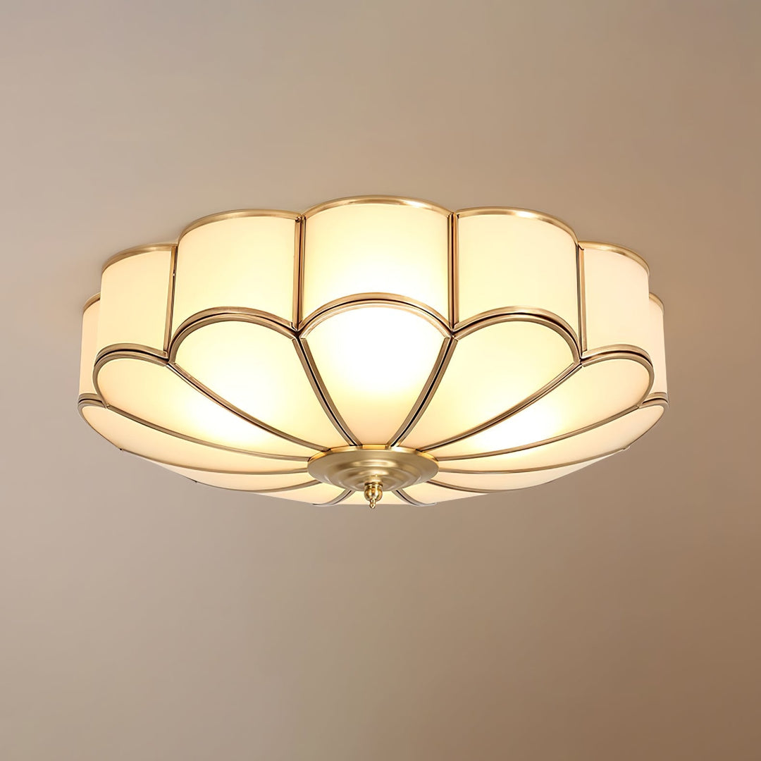 Lampa wpuszczana z motywem kwiatowym, mosiądz na bieli, elegancka do każdego pomieszczenia.