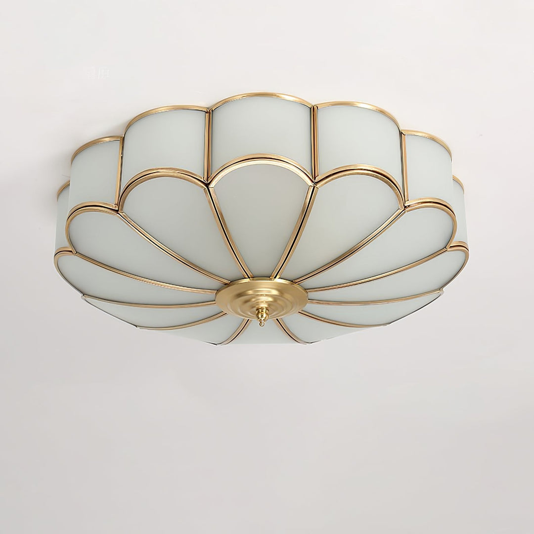 Biała lampa sufitowa wpuszczana, kwiatowy wzór z mosiądzu, styl retro-nowoczesny.