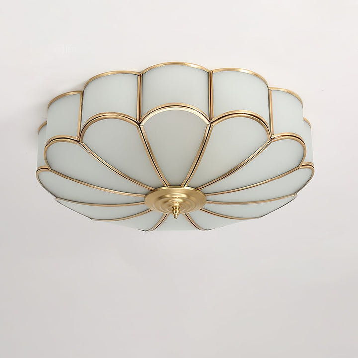 Biała lampa sufitowa wpuszczana, kwiatowy wzór z mosiądzu, styl retro-nowoczesny.