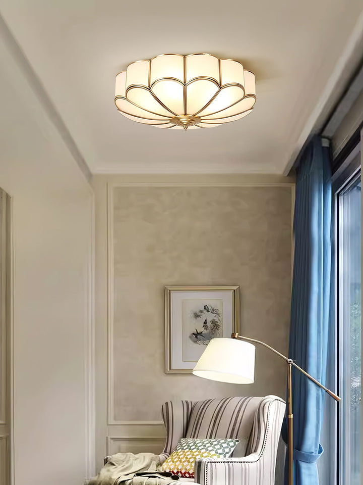 Lampa sufitowa wpuszczana, kwiatowy design z mosiądzu i bieli, unikalna forma.