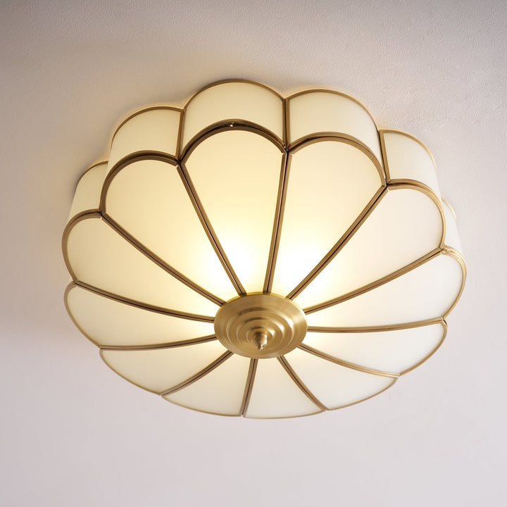 Elegancka lampa wpuszczana, biała, z kwiatowym motywem z mosiądzu, wysokiej jakości.