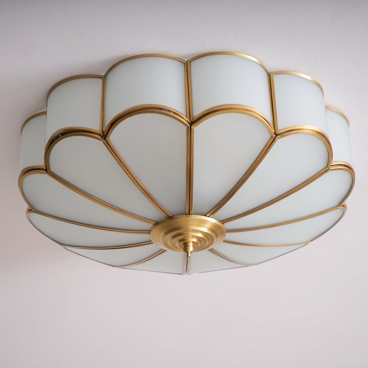 Lampa sufitowa wpuszczana, biała, z mosiężnymi płatkami kwiatów, idealna do holu.