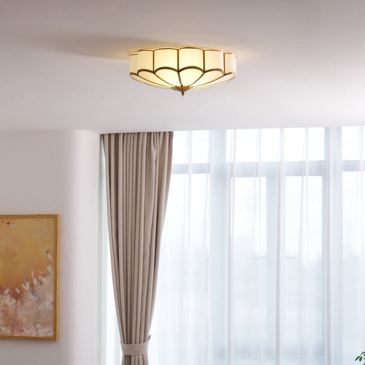 Mosiężno-biała lampa sufitowa wpuszczana, kwiatowy design, do nowoczesnej kuchni.