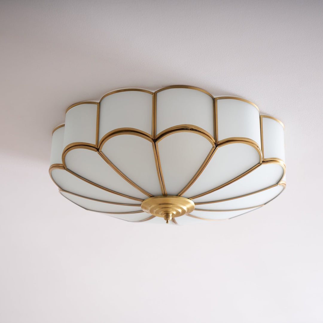 Stylowa lampa wpuszczana, biała oprawa z mosiężnymi kwiatami, oświetlenie punktowe.