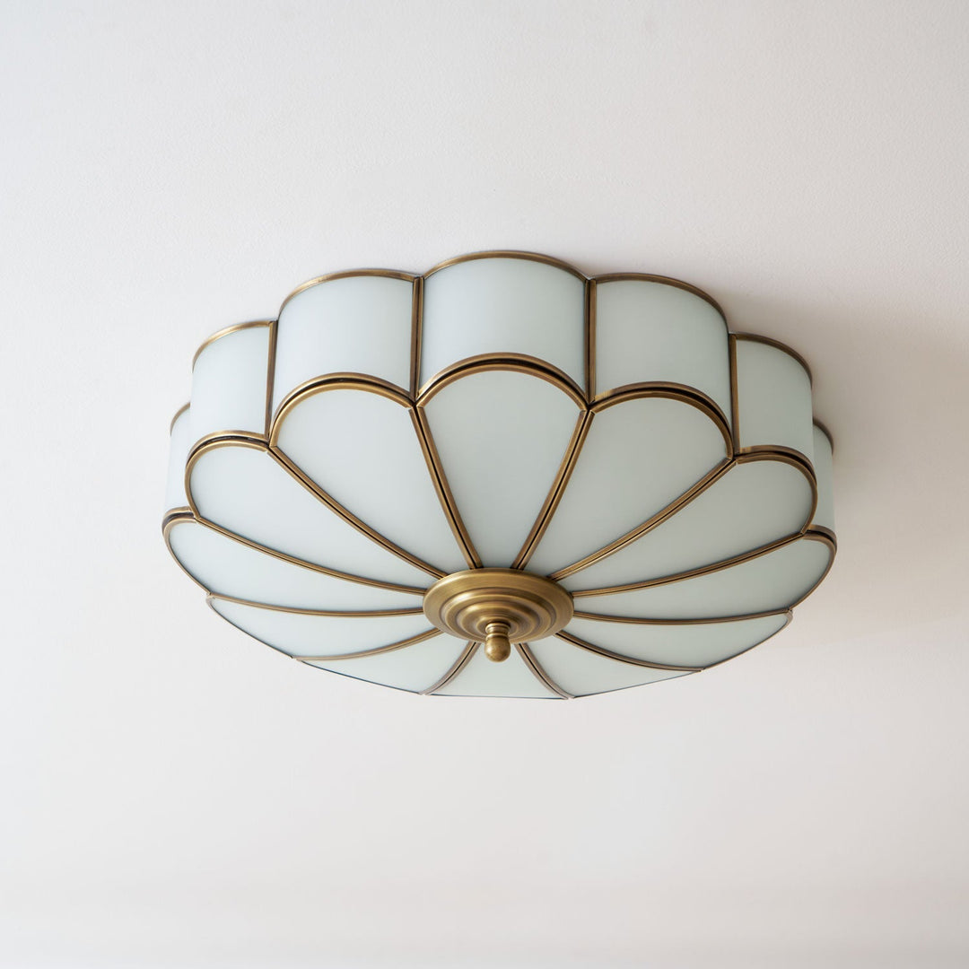 Designerska lampa wpuszczana, biała z mosiężnym wzorem kwiatowym, wysoka jakość.
