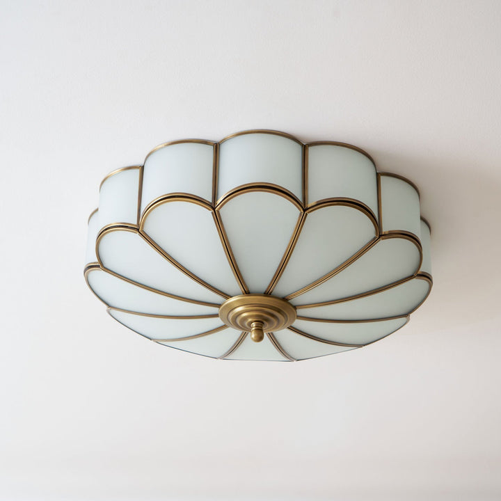 Designerska lampa wpuszczana, biała z mosiężnym wzorem kwiatowym, wysoka jakość.