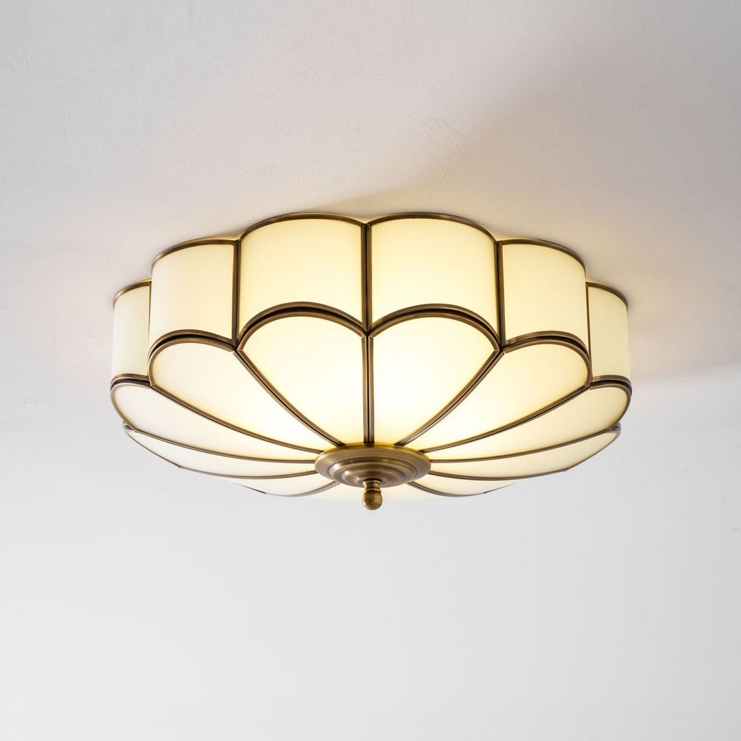 Lampa sufitowa wpuszczana, kwiatowy design, mosiądz i biel, do sypialni głównej.