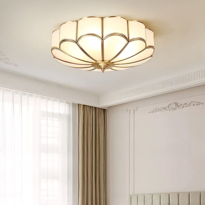 Mosiężna lampa sufitowa wpuszczana z białym designem kwiatowym, nowoczesna.