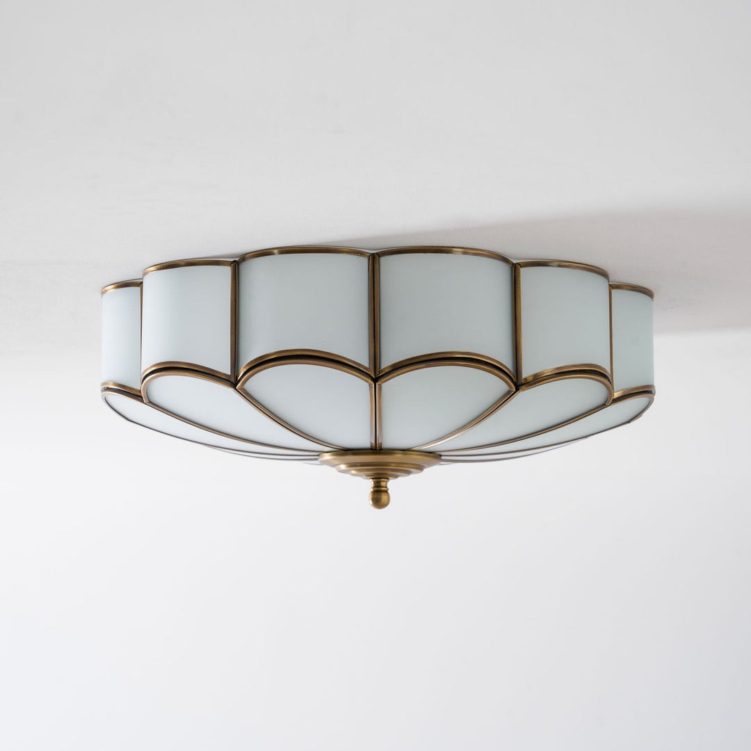 Elegancka lampa wpuszczana, biała z mosiężnym designem kwiatowym, do apartamentu.