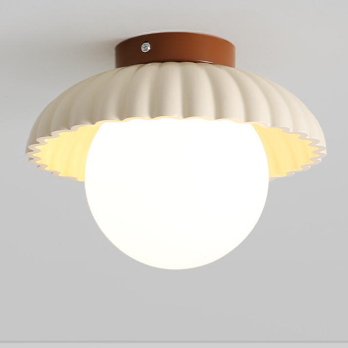 Elegancka lampa sufitowa z metalu i szkła, klosz mleczny, ciepłe oświetlenie do sypialni.