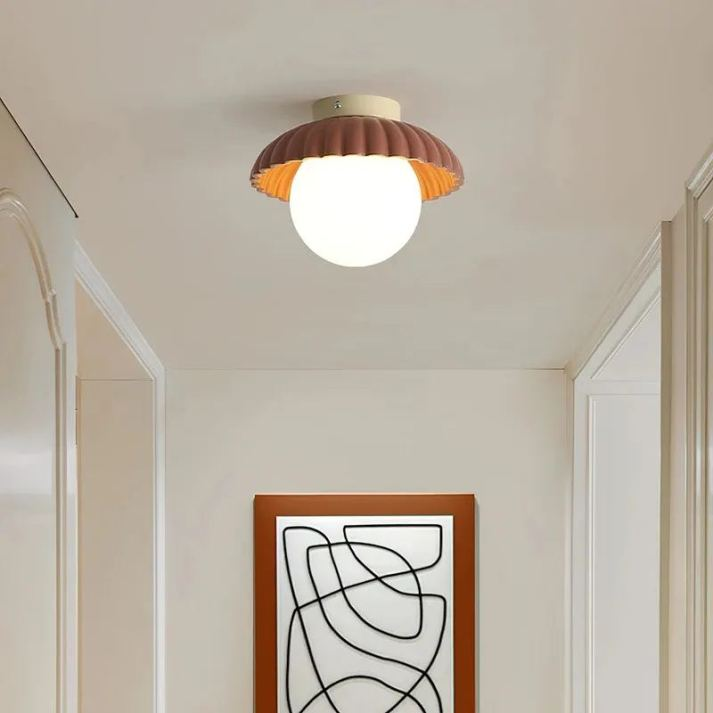 Sufitowa lampa LED z mlecznym kloszem, nowoczesny design, idealna do korytarza.