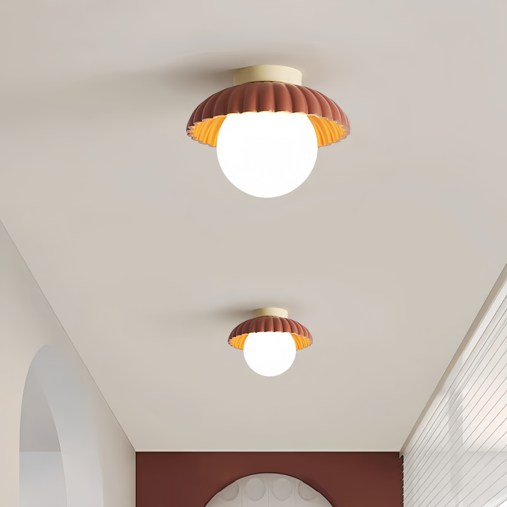 Minimalistyczna lampa sufitowa z mlecznym kloszem, metalowa, do sypialni i przedpokoju.