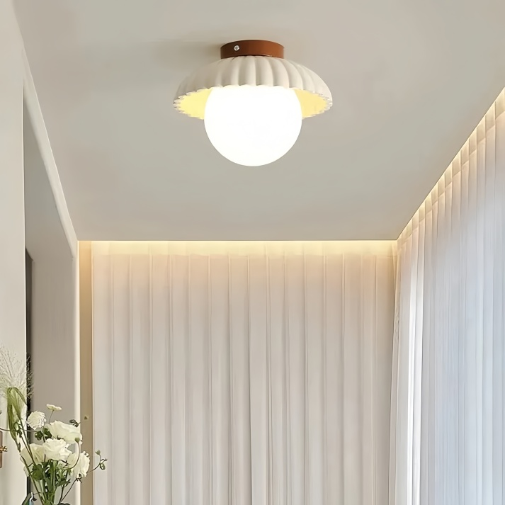 Lampa sufitowa z mlecznym dyfuzorem, elegancka, zapewnia rozproszone światło w sypialni.