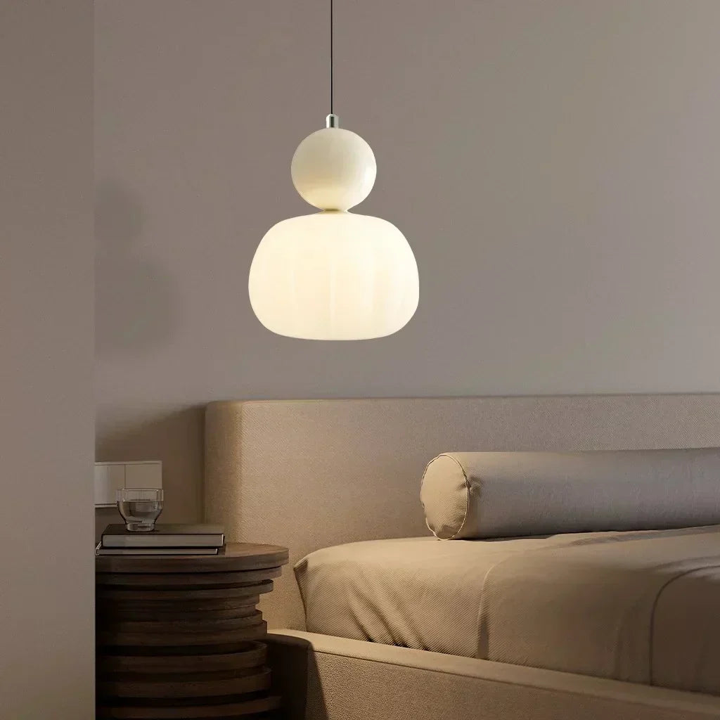 Art Deco lampa sufitowa, designerskie oświetlenie wnętrz, podkreśla elegancję.