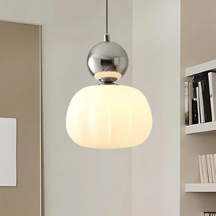 Lampa wisząca Art Deco w kremowym kolorze, metalowa konstrukcja, wyrafinowane oświetlenie sufitowe.