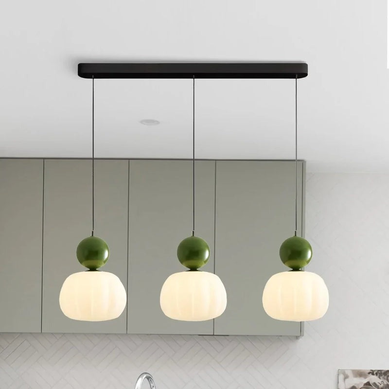 Lampa wisząca Art Deco kremowa, metalowa, emitująca ciepłe światło, stylowe oświetlenie wnętrz.