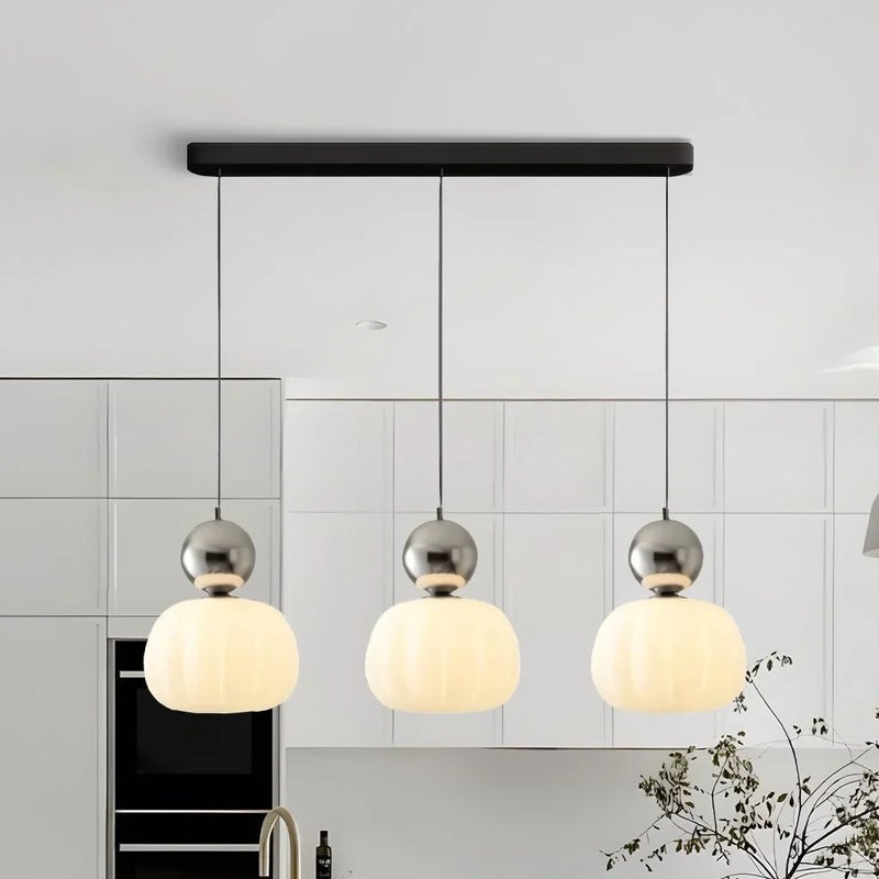Wyrafinowane oświetlenie sufitowe: lampa wisząca Art Deco, kremowa, metalowa, podkreślająca styl.