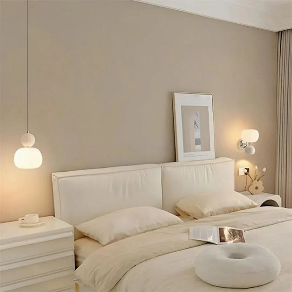 Designerska lampa wisząca Art Deco, kremowa, z metalowymi detalami, eleganckie oświetlenie wnętrz.