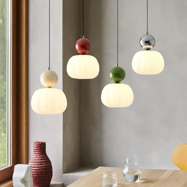 Kremowa lampa wisząca Art Deco z metalu, designerskie oświetlenie sufitowe do stylowych wnętrz.