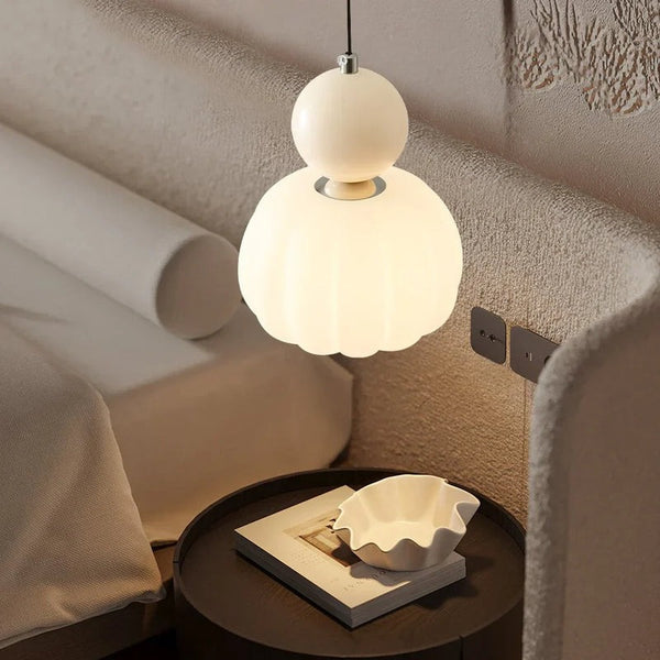 Unikalna lampa wisząca Art Deco, kremowa, metalowa, designerskie oświetlenie podkreślające styl.
