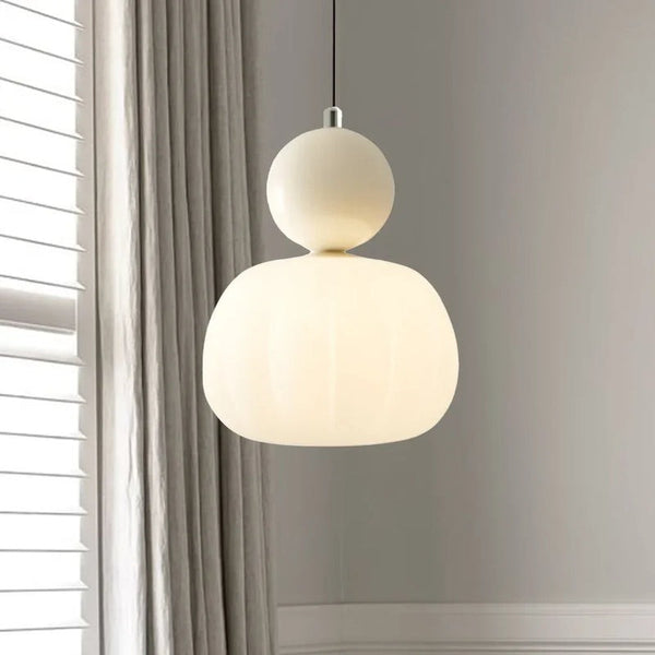 Detal lampy Art Deco, kremowa barwa, metalowe wykończenie, designerskie i eleganckie oświetlenie.