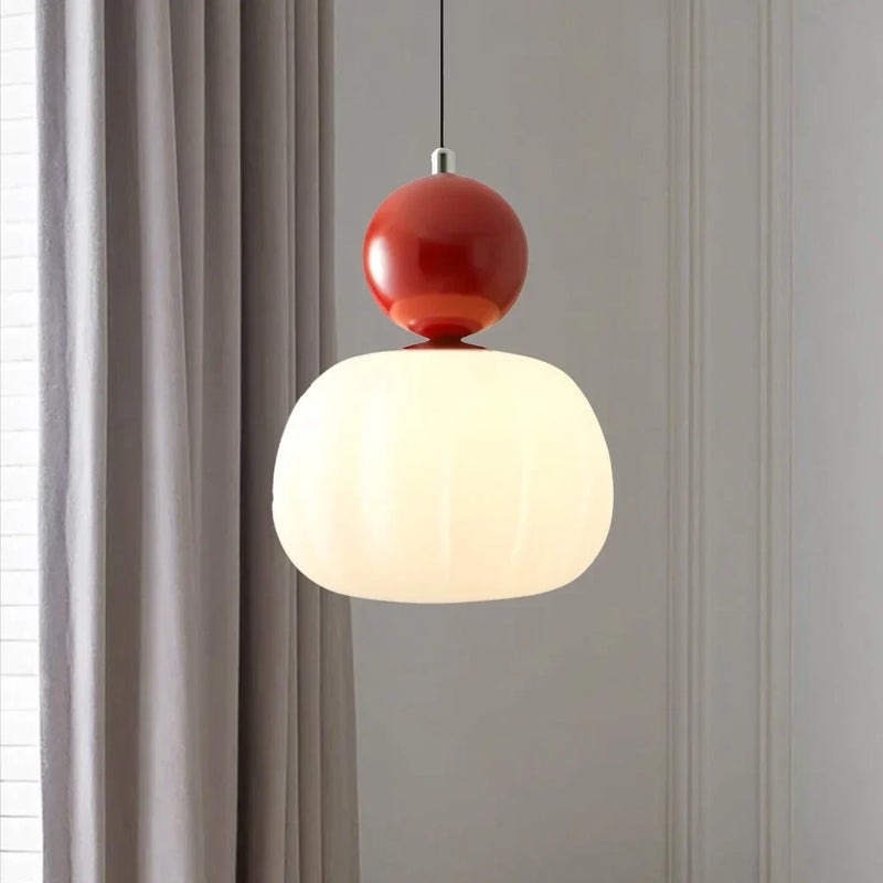 Elegancka lampa Art Deco, kremowa, metalowa, zamontowana jako stylowe oświetlenie sufitowe.