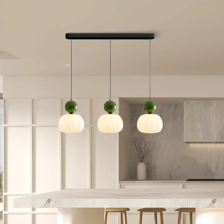 Nowoczesna lampa wisząca Art Deco. Złoty akcent, szklany klosz – idealna do przedpokoju.