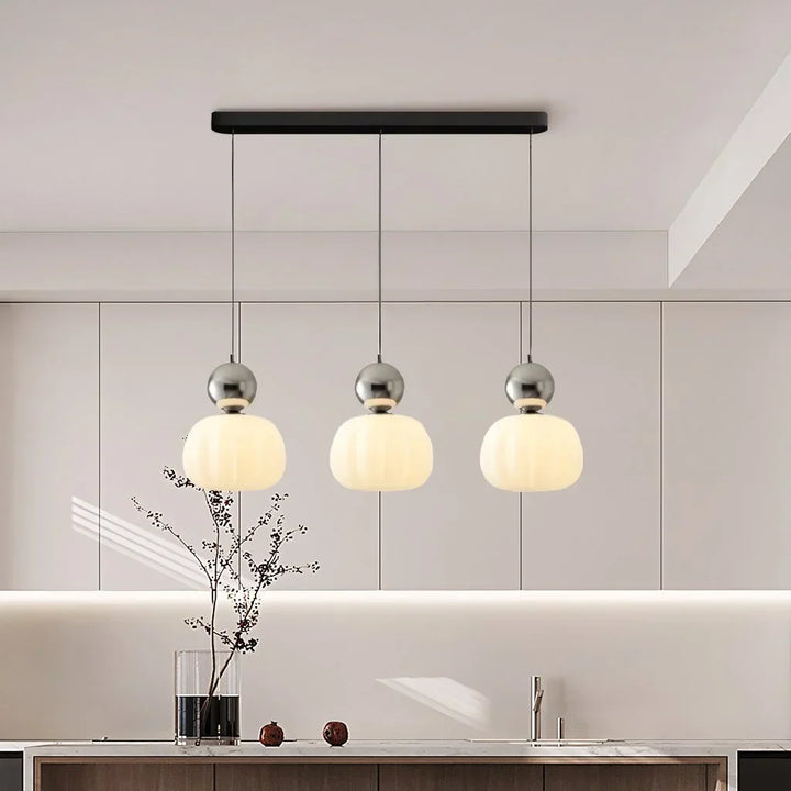 Lampa wisząca Art Deco, połączenie złota i szkła. Designerskie oświetlenie do każdego wnętrza.