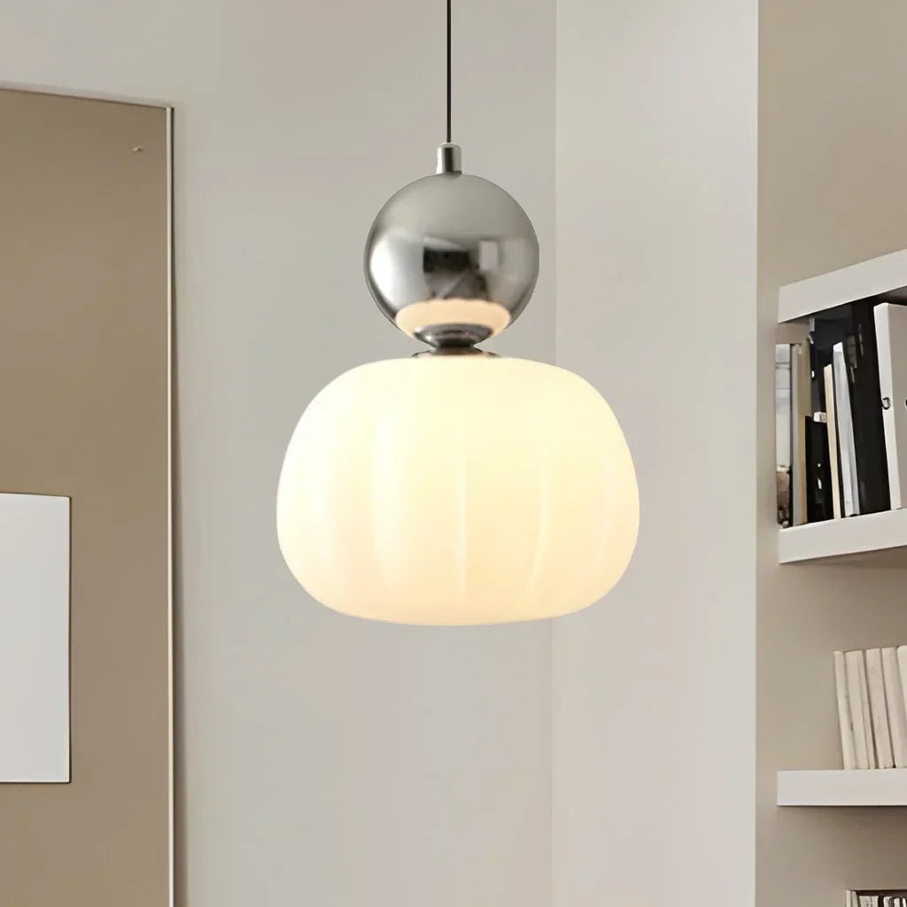 Nowoczesna lampa Art Deco, idealna do salonu. Wiszące oświetlenie ze złotym i szklanym wykończeniem.