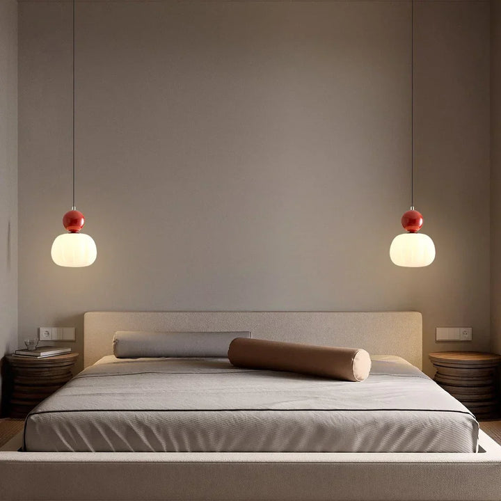 Designerska lampa wisząca Art Deco z przezroczystym szklanym kloszem i złotym akcentem do salonu.