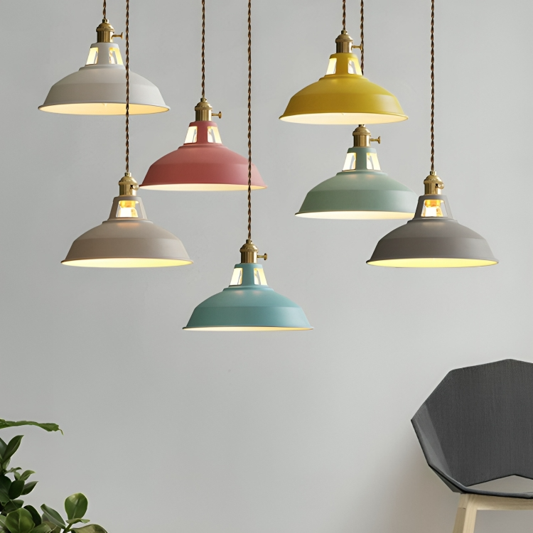 Metalowa lampa loft vintage, czarna. Stylowe oświetlenie industrialne do jadalni. Dekoracja domu.