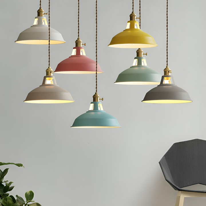 Metalowa lampa loft vintage, czarna. Stylowe oświetlenie industrialne do jadalni. Dekoracja domu.
