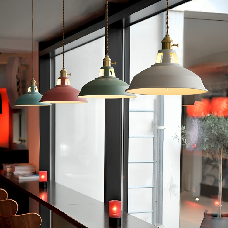 Designerska lampa retro wisząca, metalowa, czarna. Oświetlenie industrialne do kuchni lub salonu.