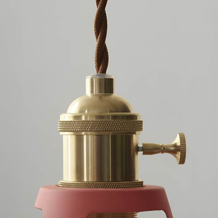 Lampa industrialna vintage, metalowa, czarna. Idealna do wnętrz loftowych. Elegancka dekoracja.