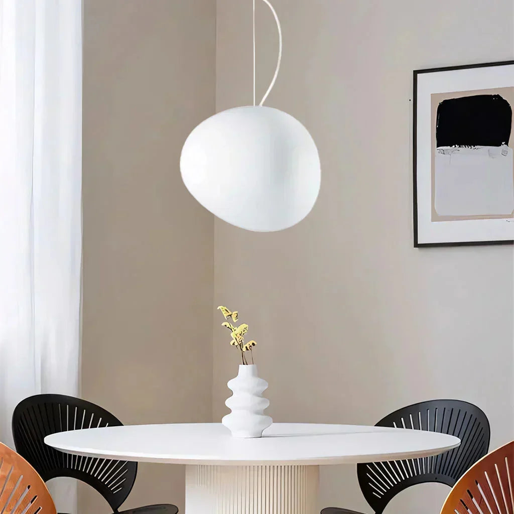 Lampa wisząca kamykowa z matowego szkła. Idealna do salonu, jadalni. Nowoczesne oświetlenie.