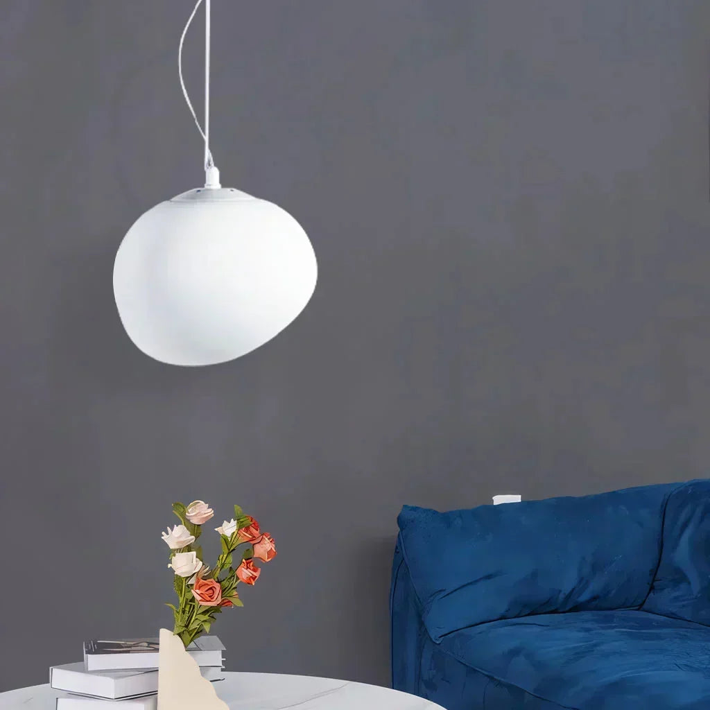 Eleganckie oświetlenie sufitowe: lampa wisząca "Kamykowa" z matowego szkła do nowoczesnego wnętrza.