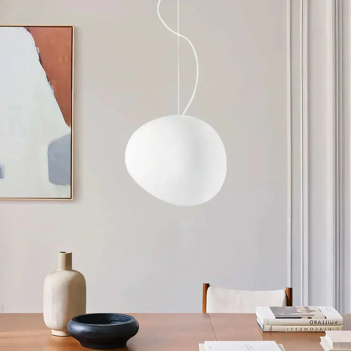 Designerska lampa wisząca z matowego szkła w kształcie kamyków. Eleganckie oświetlenie do wnętrz.
