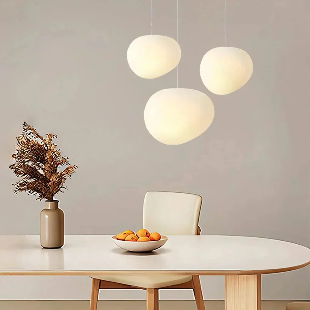 Lampa wisząca kamykowa w nowoczesnym salonie. Designerskie oświetlenie sufitowe z matowego szkła.