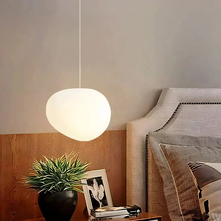 Nowoczesna dekoracja wnętrz: lampa wisząca kamykowa. Matowe szkło, idealna do salonu i jadalni.