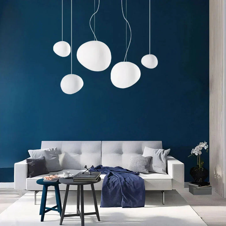 Nowoczesna lampa sufitowa z matowego szkła w kształcie kamyków. Eleganckie oświetlenie jadalni.