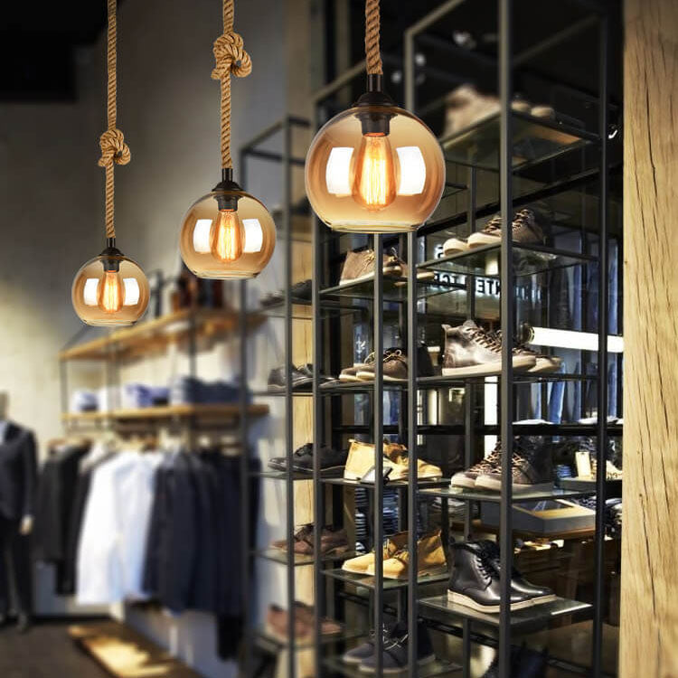 Lampa wisząca kula retro, tworząca ciepłą atmosferę, oświetlenie dekoracyjne.