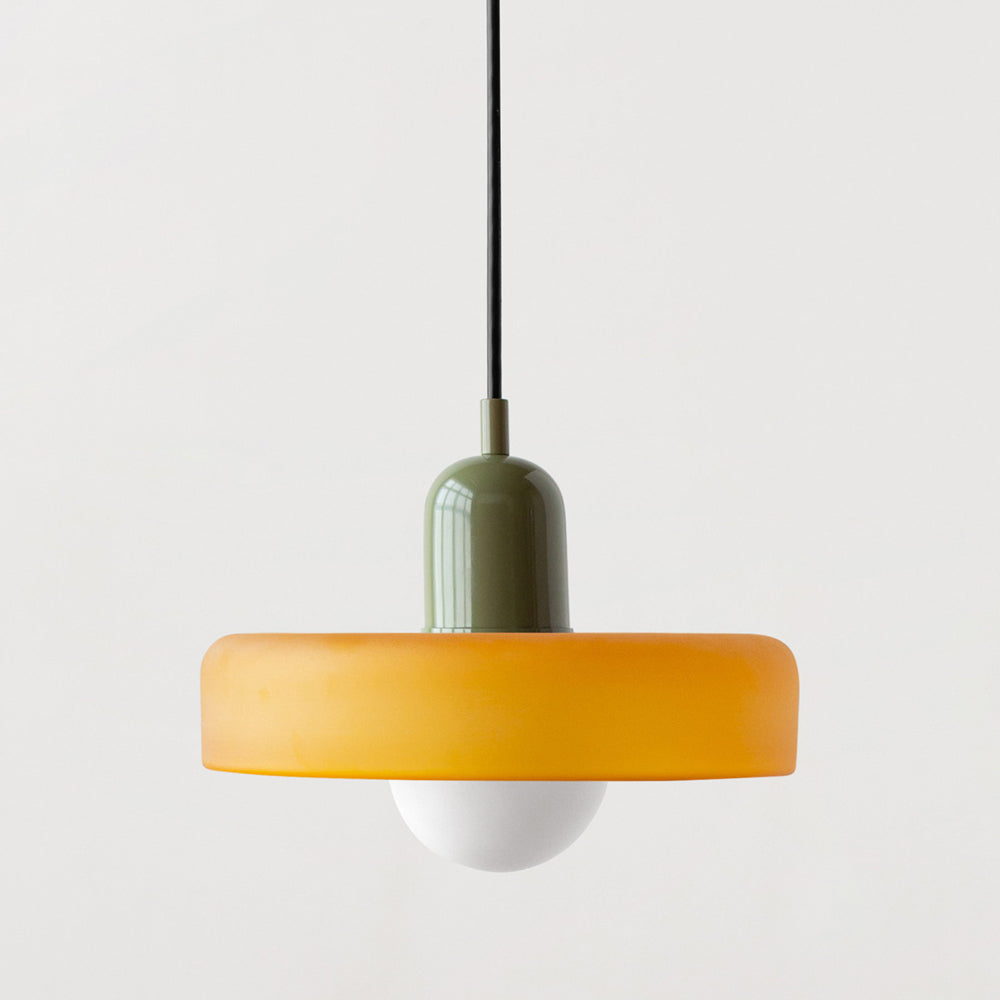 Designerska lampa z dwoma kloszami, idealna do nowoczesnego salonu.
