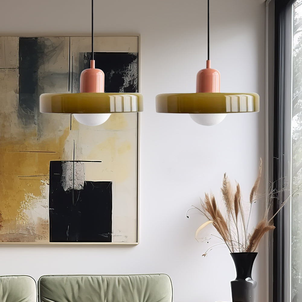 Efektowna lampa sufitowa z dwoma kloszami, nowoczesna, do wnętrz.