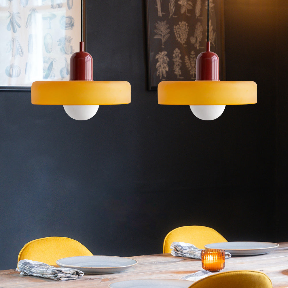 Stylowa lampa sufitowa, z dwoma kloszami, do nowoczesnego biura.