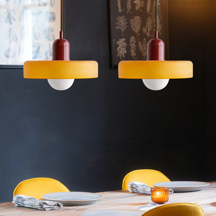 Stylowa lampa sufitowa, z dwoma kloszami, do nowoczesnego biura.