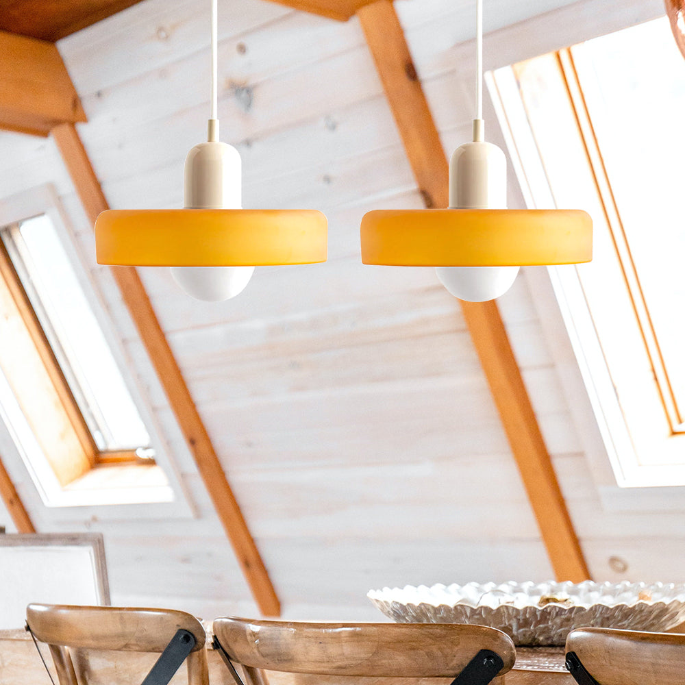 Nowoczesna lampa sufitowa z dwoma kloszami, do minimalistycznego salonu.