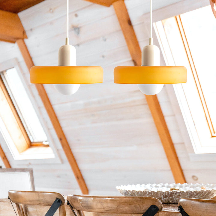 Nowoczesna lampa sufitowa z dwoma kloszami, do minimalistycznego salonu.
